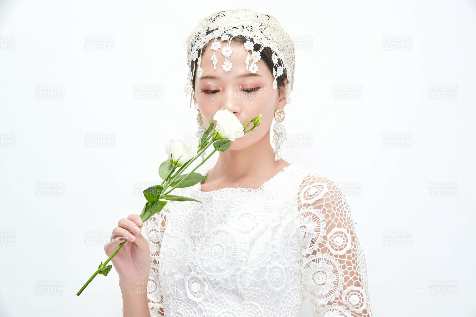 棚拍白色背景下的新娘美妝