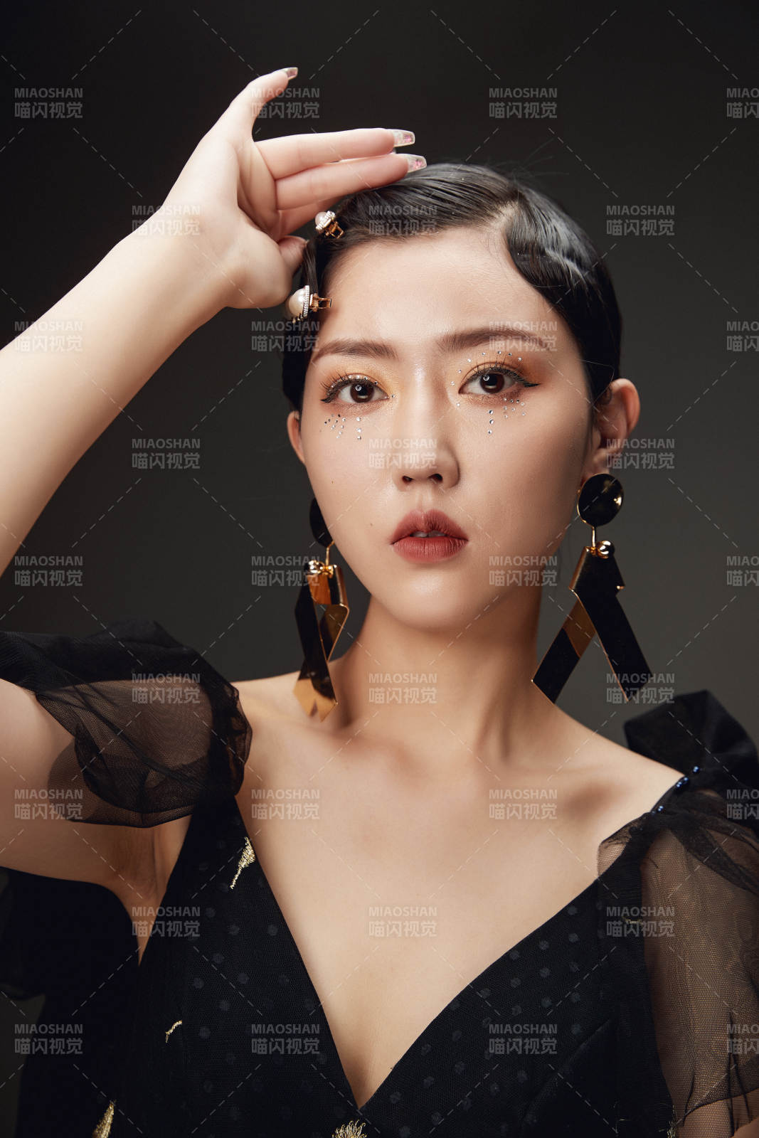 时尚亚洲女性婚纱妆面彩妆