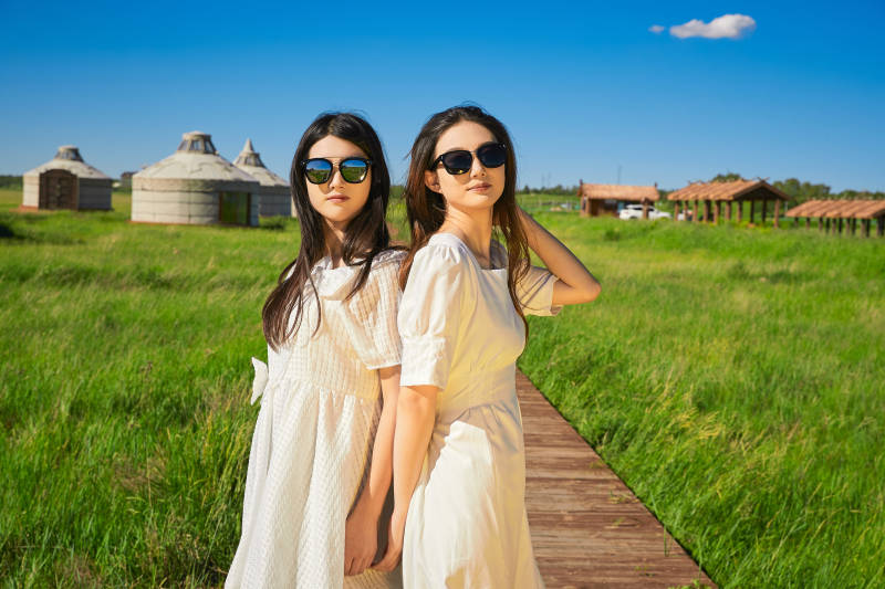 盛夏在草原湿地公园游玩的美女闺蜜