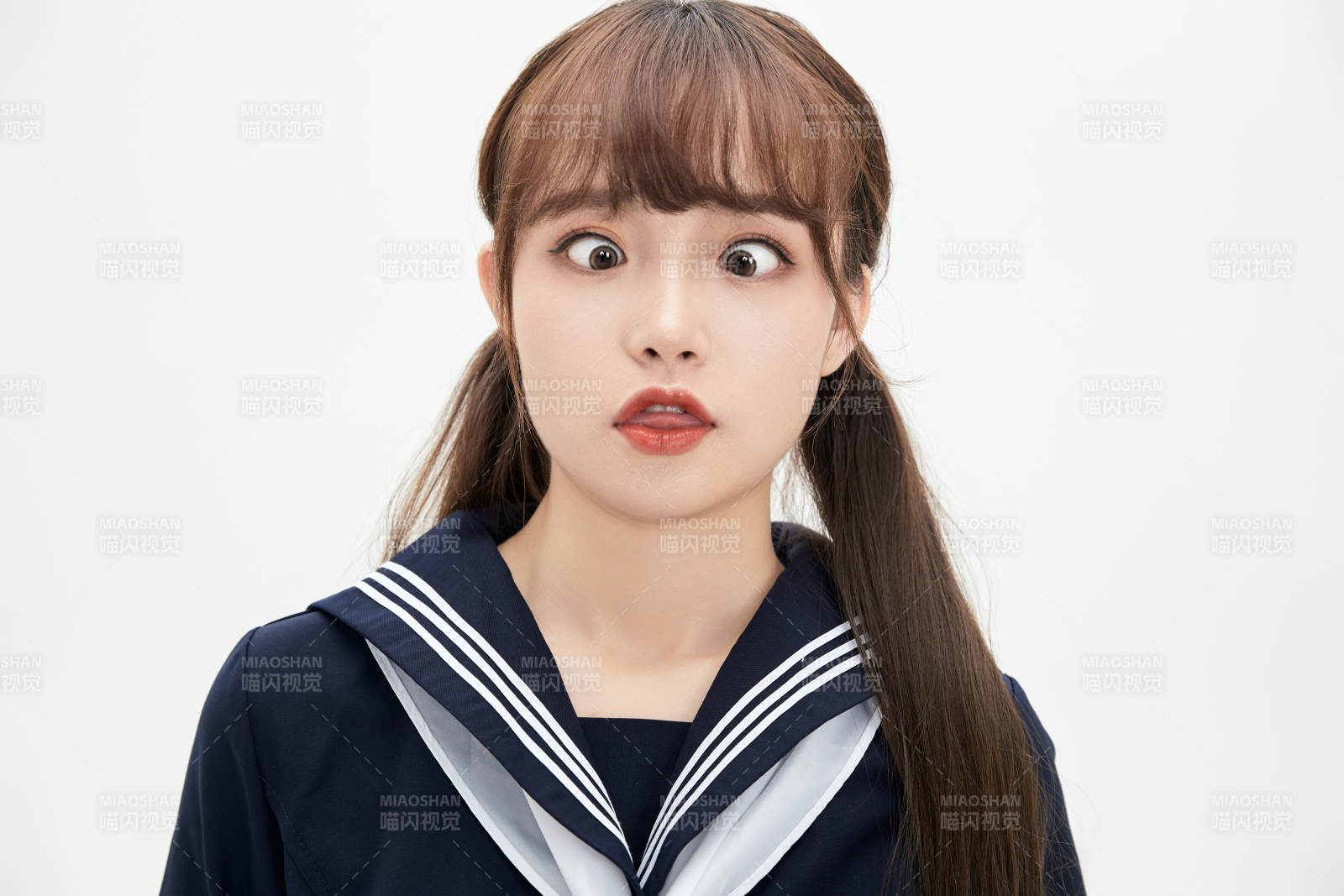 身穿日系高中制服的美丽少女