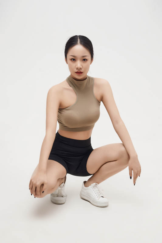 穿着运动服的亚洲美女