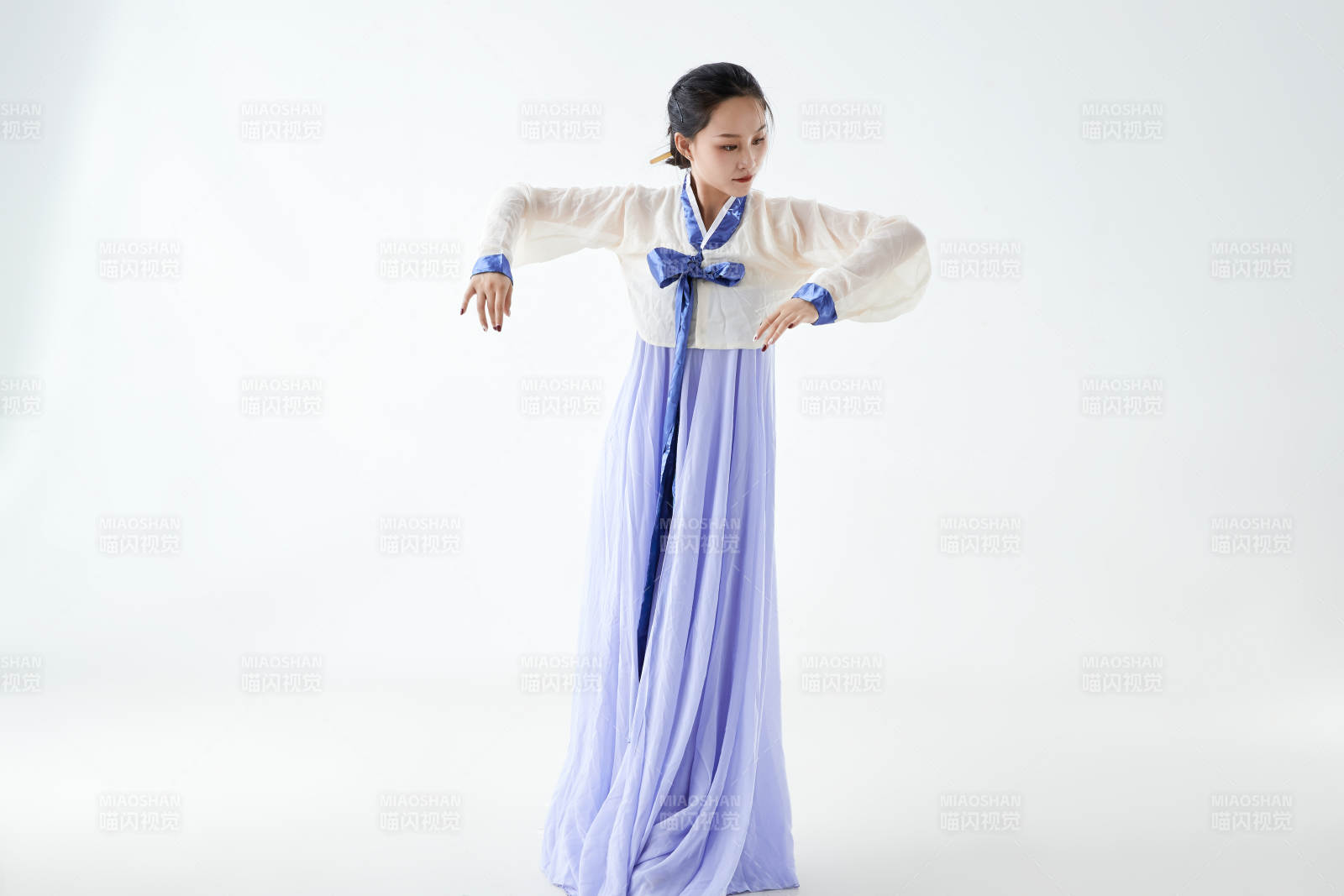 穿着中国朝鲜族传统服饰跳舞的少女