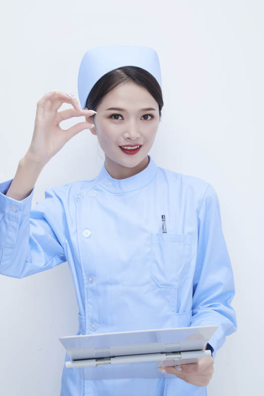 白背景里穿蓝色护士服手持病历夹的美女护士