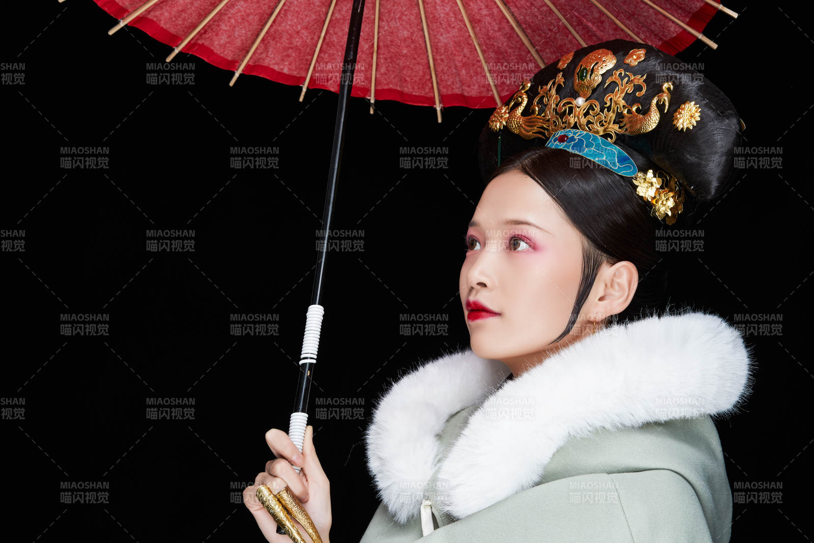 黑色背景下的清代女性古装造型清朝古装