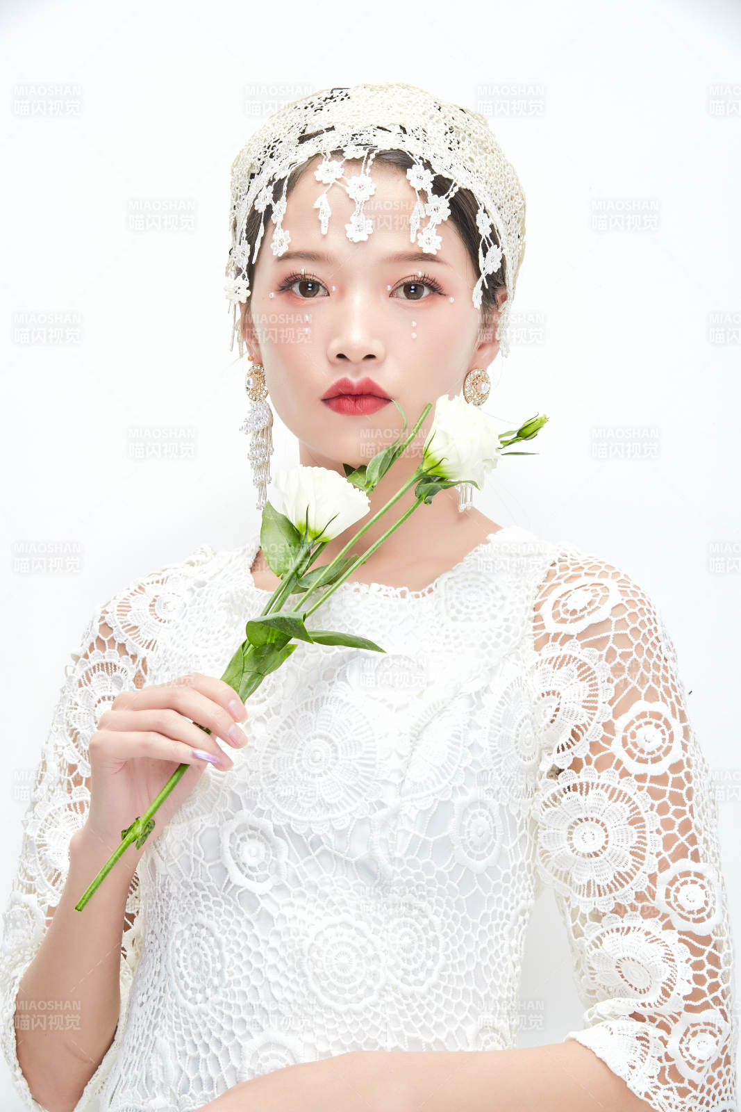 棚拍白色背景下的新娘美妆