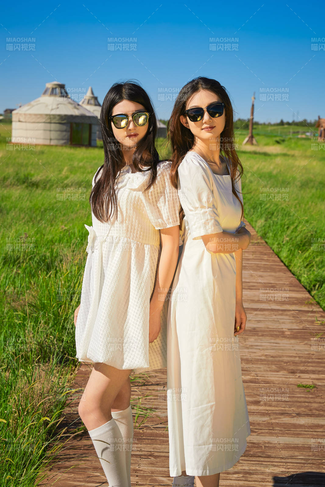 盛夏在草原湿地公园游玩的美女闺蜜图片