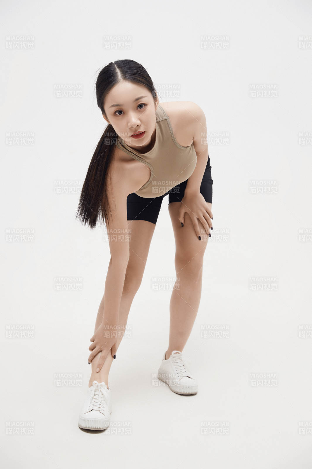 穿着运动服的亚洲美女