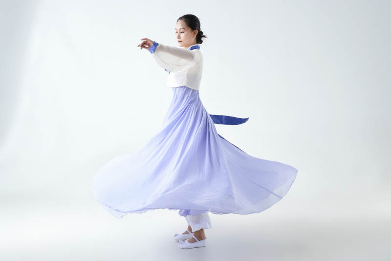 穿着中国朝鲜族传统服饰跳舞的少女