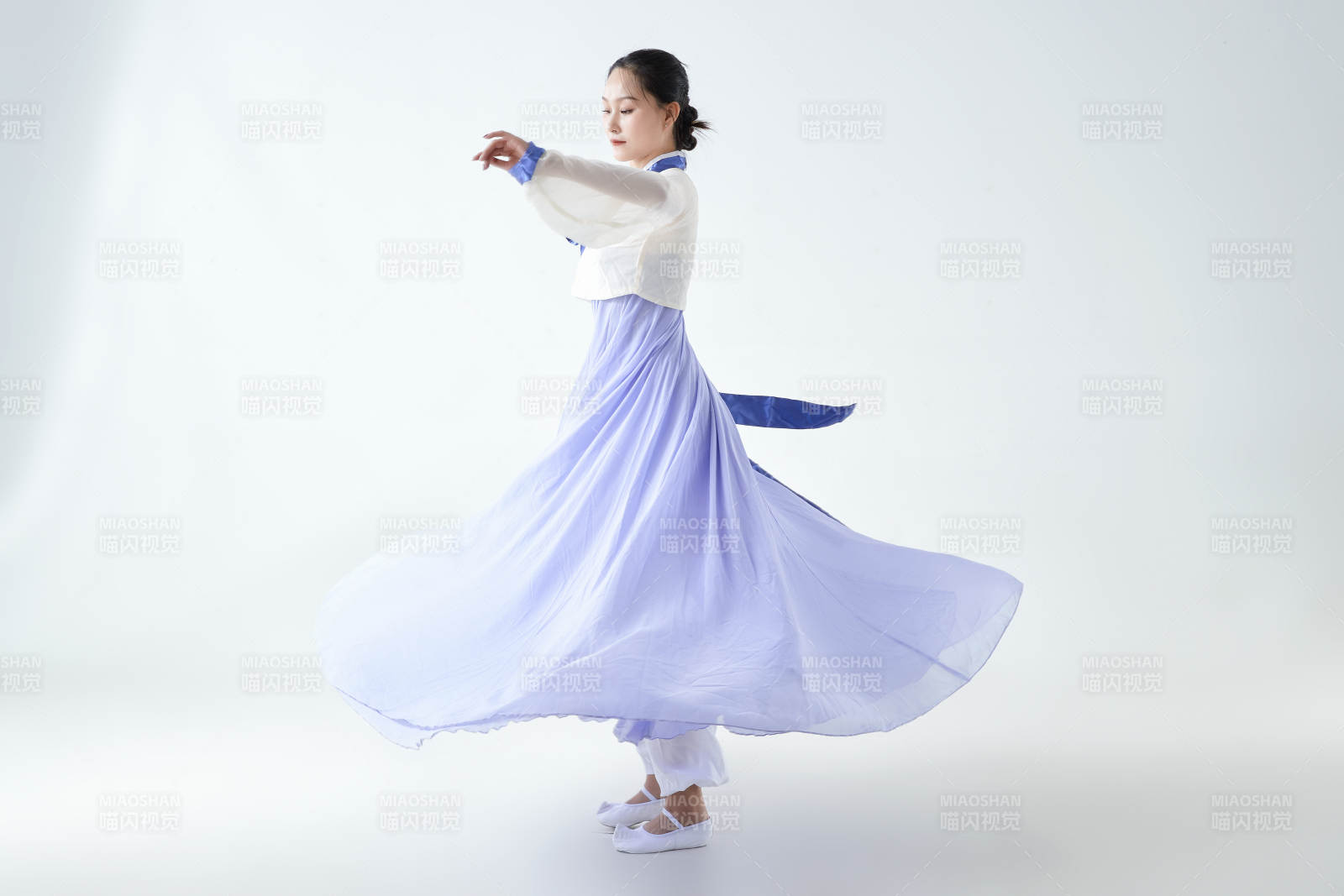 穿着中国朝鲜族传统服饰跳舞的少女