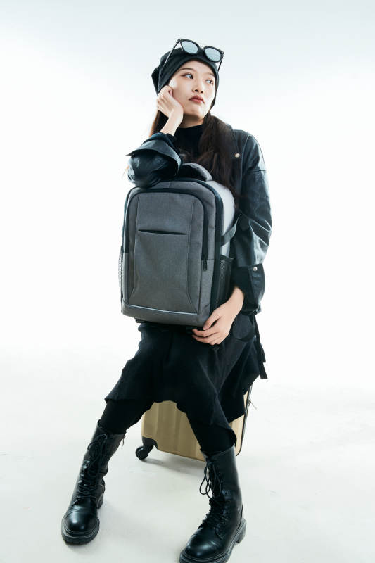 白色背景下准备出发旅行的美丽东方女大学生