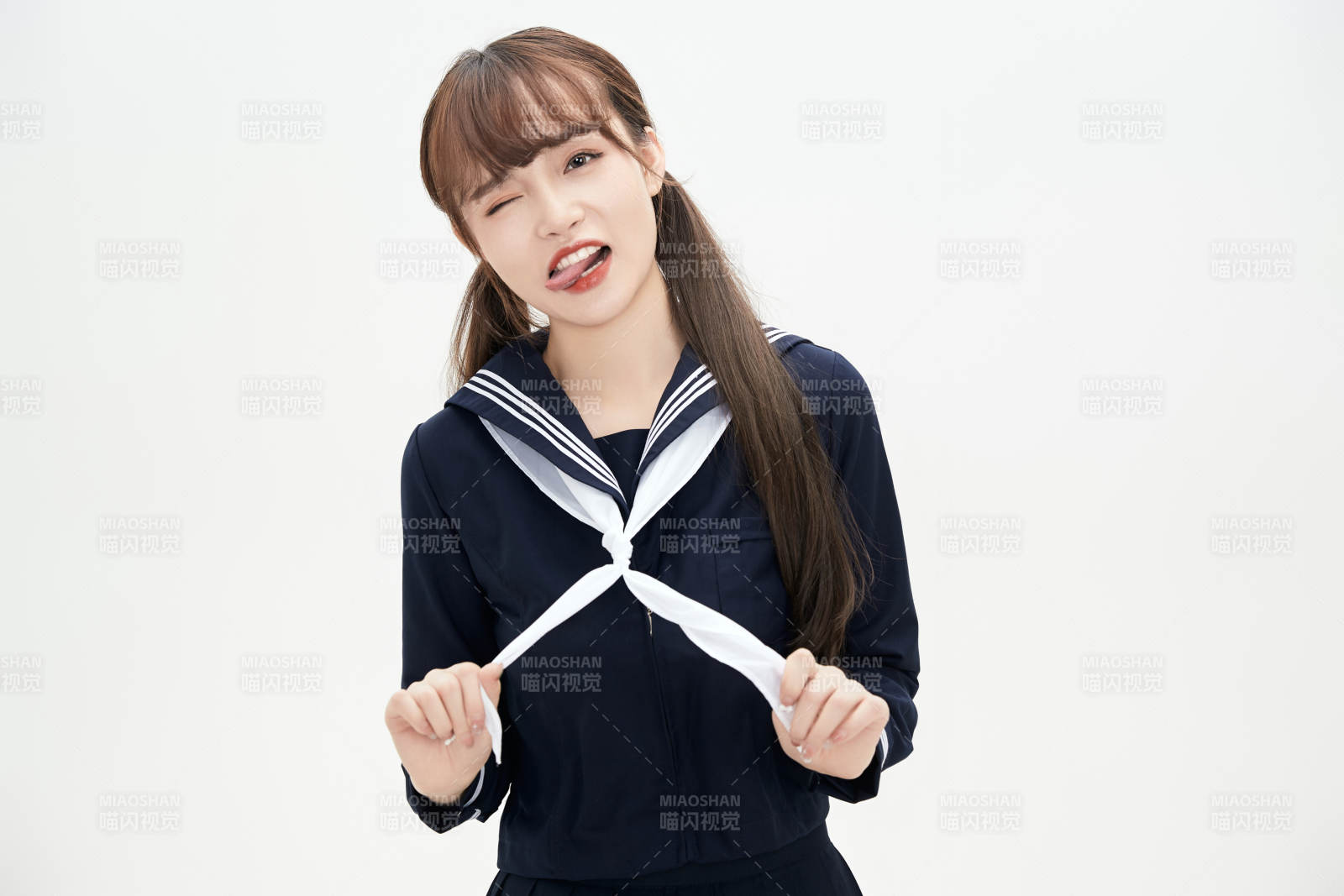 身穿日系高中制服的美丽少女