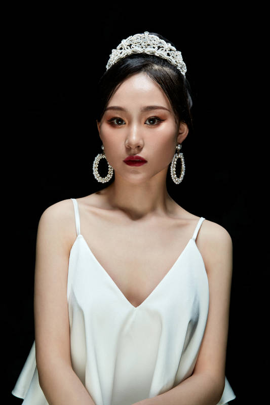 黑色背景下的女性复古婚纱妆面