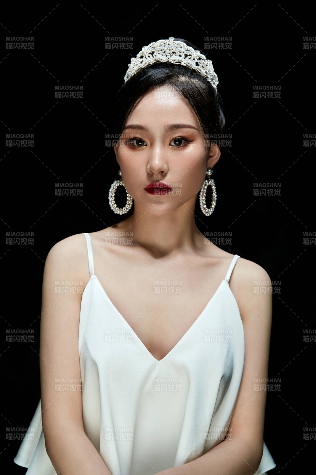 黑色背景下的女性复古婚纱妆面