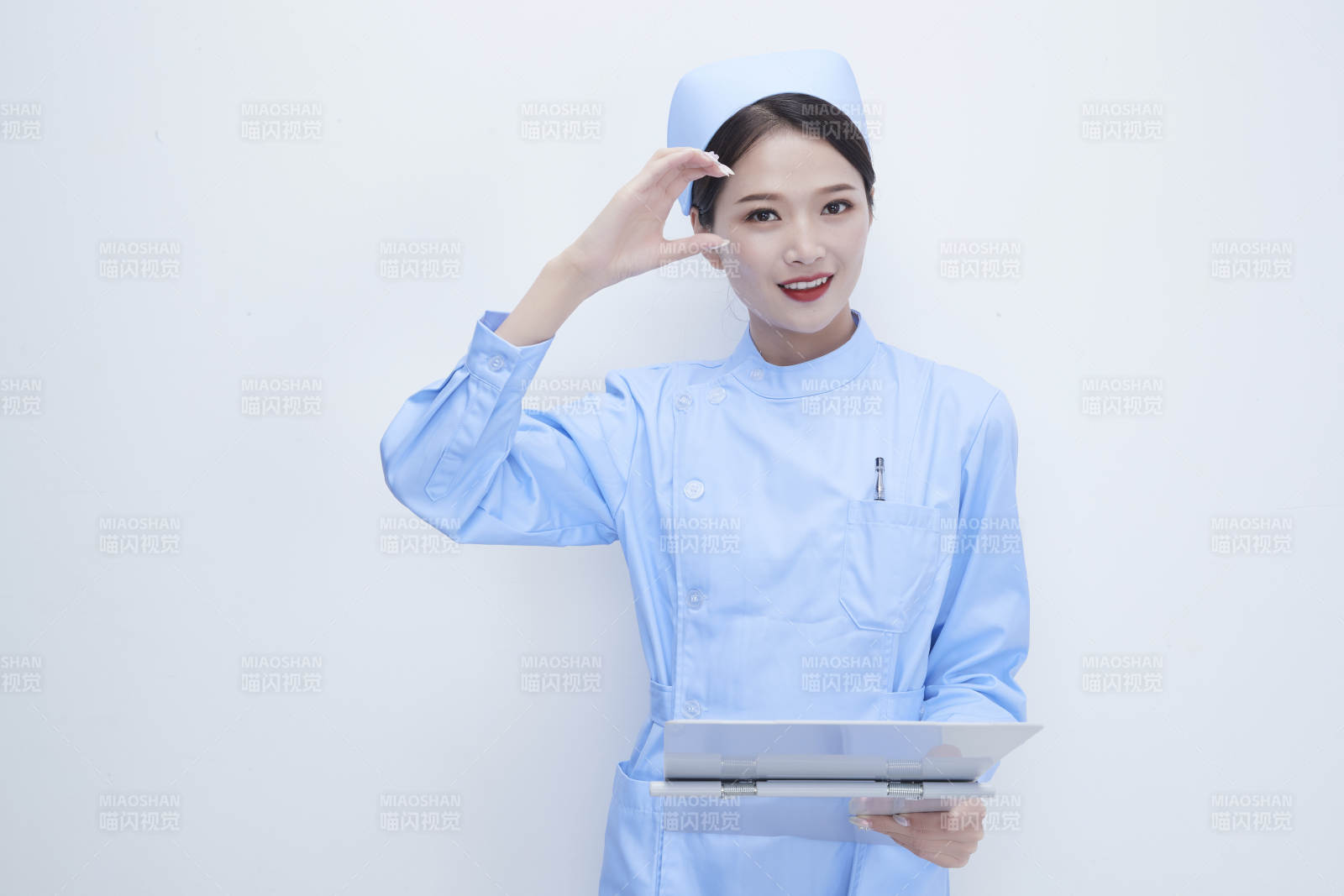 白背景里穿藍色護士服手持病歷夾的美女護士