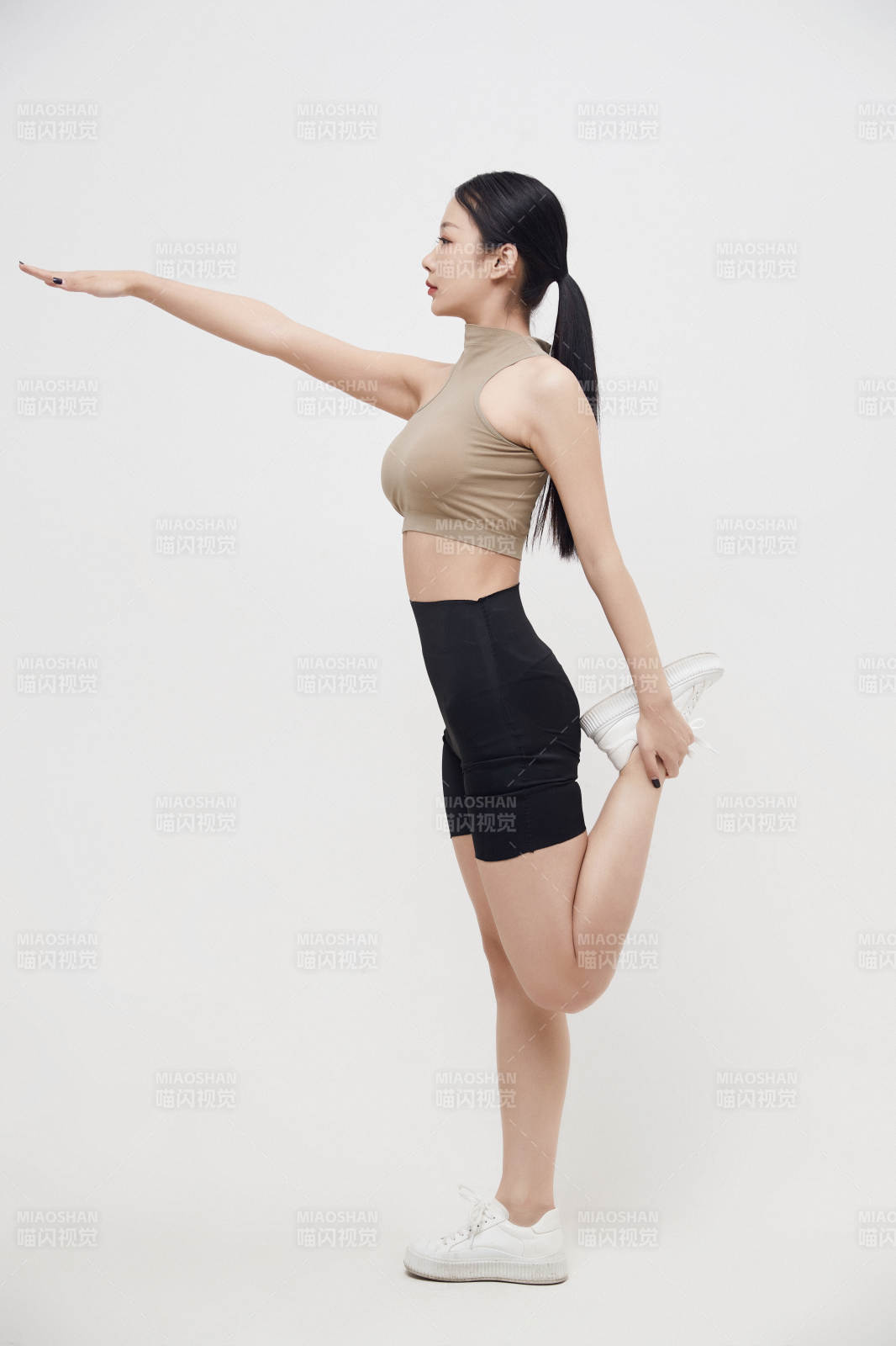 穿着运动服的亚洲美女