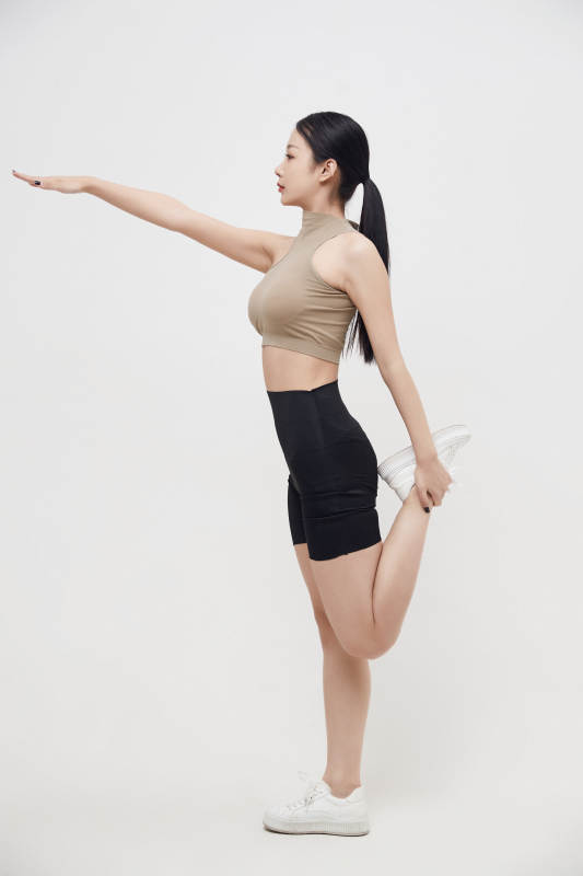 穿着运动服的亚洲美女