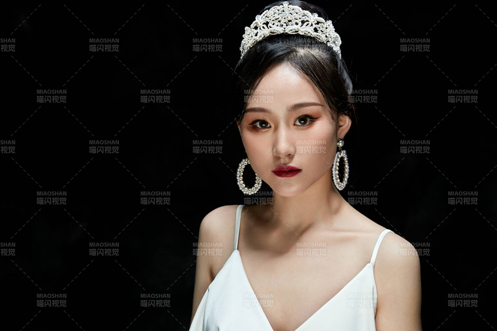 黑色背景下的女性复古婚纱妆面图片