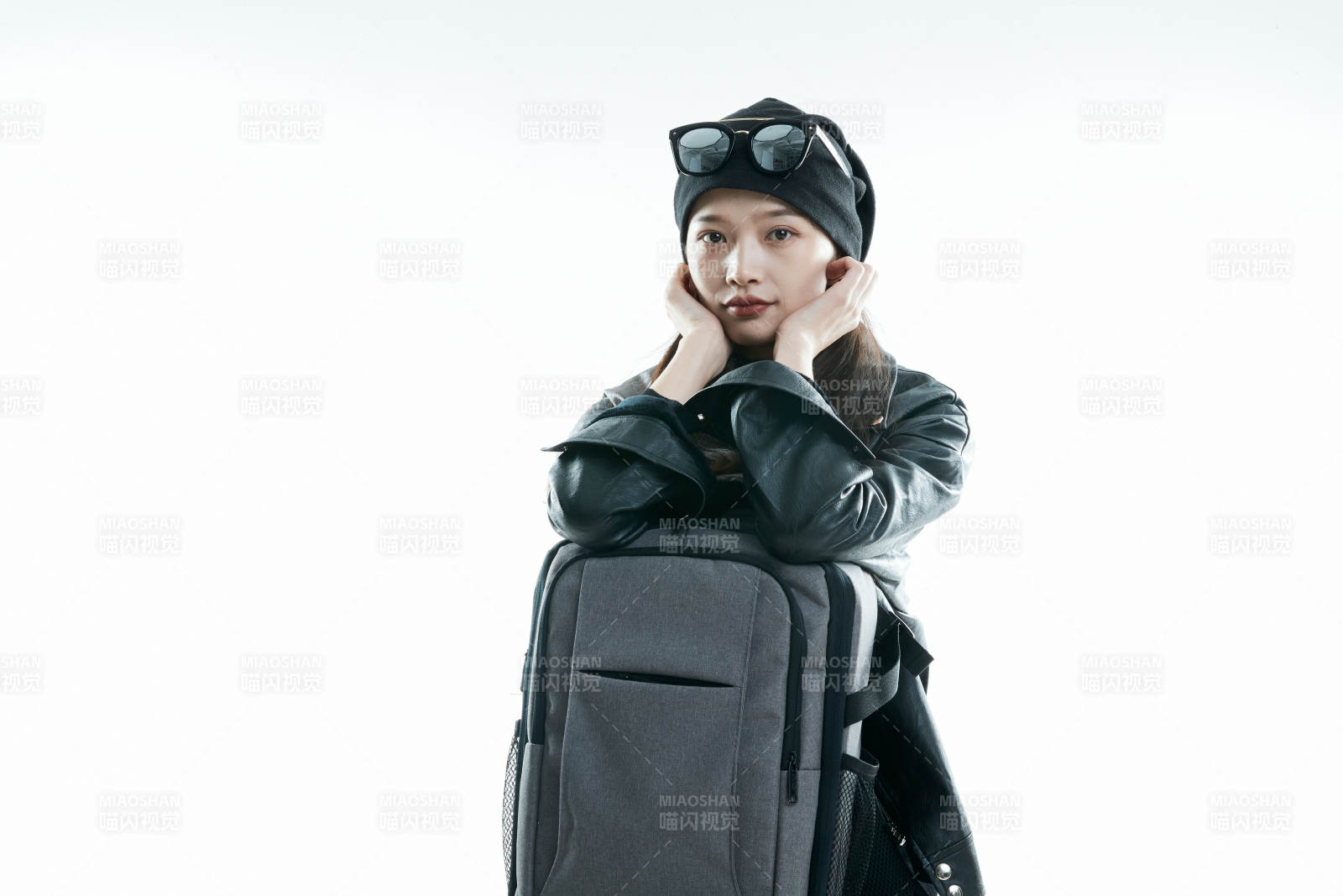 白色背景下准备出发旅行的美丽东方女大学生