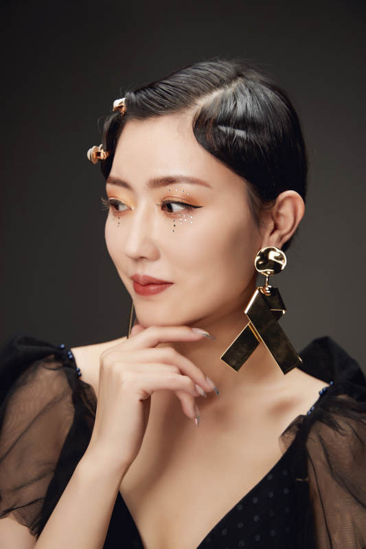 时尚亚洲女性婚纱妆面彩妆