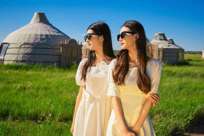 盛夏在草原湿地公园游玩的美女闺蜜