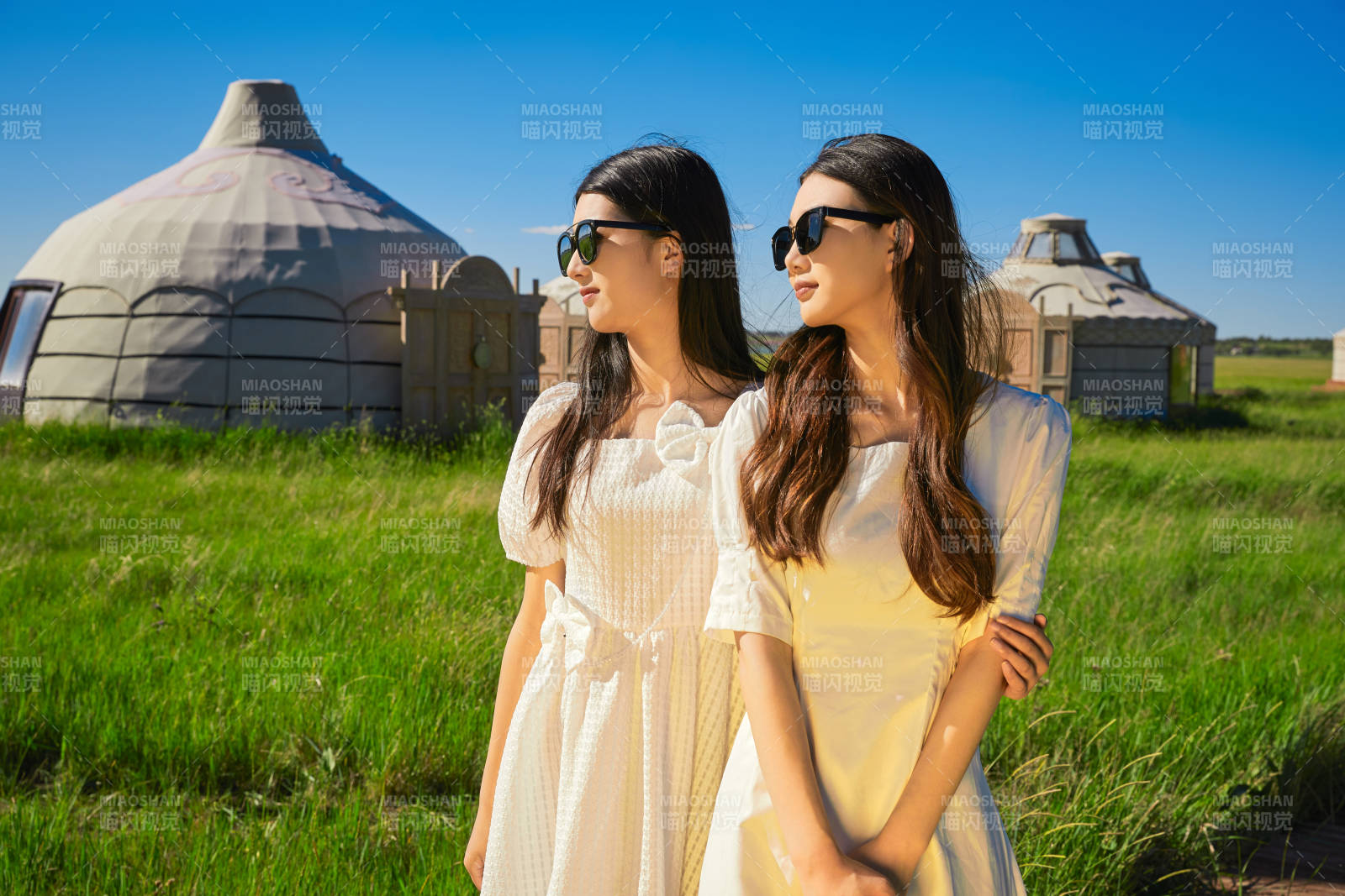 盛夏在草原湿地公园游玩的美女闺蜜