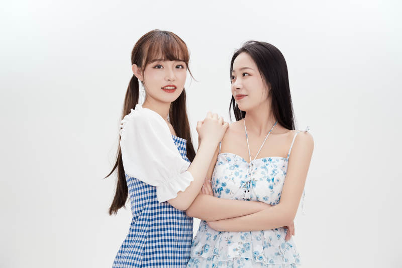 亲密无间的可爱的亚洲美女闺蜜