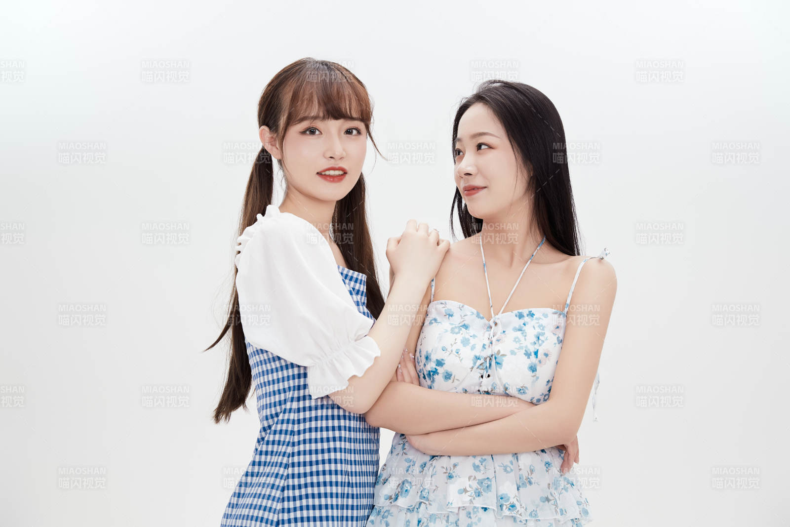 亲密无间的可爱的亚洲美女闺蜜