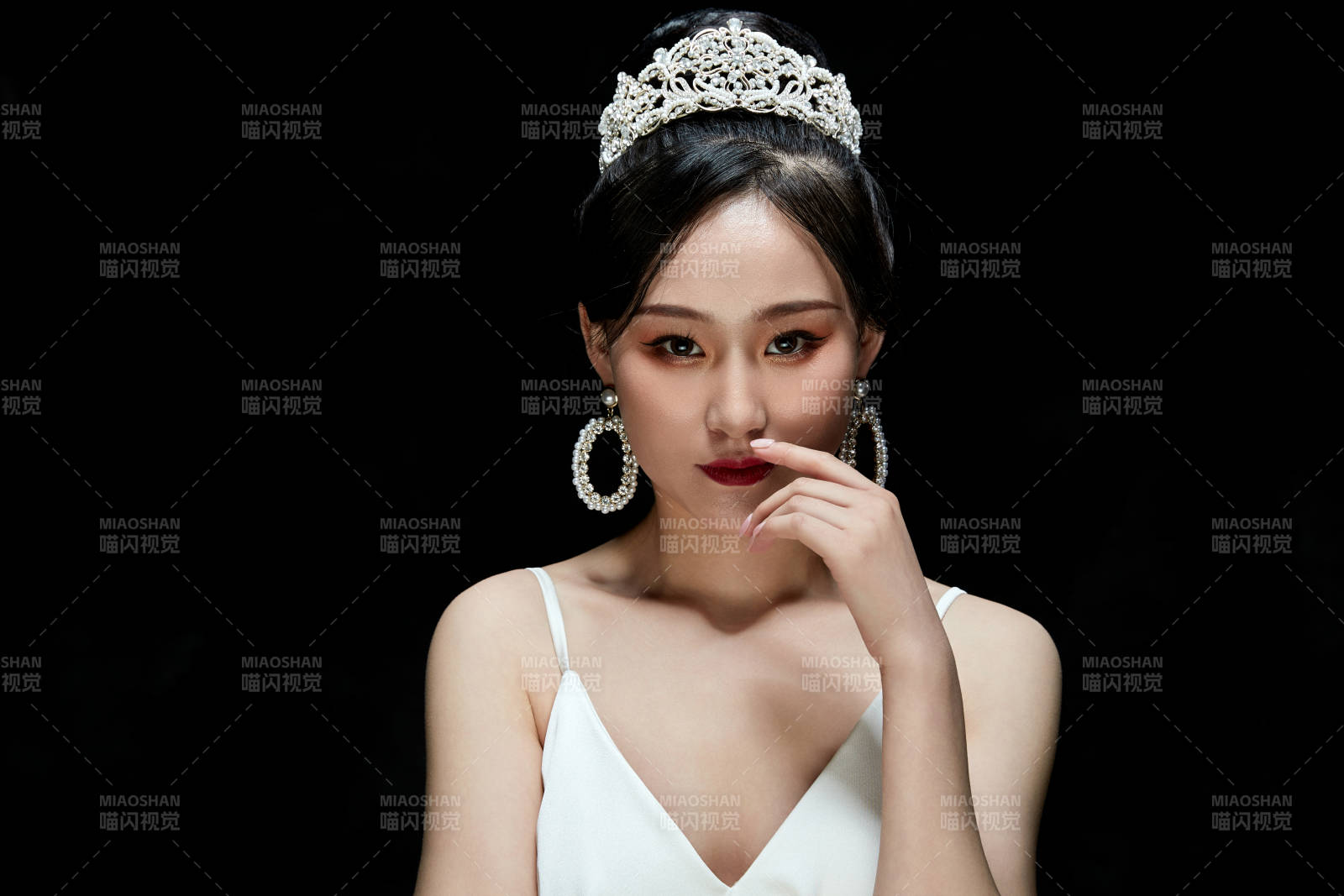 黑色背景下的女性复古婚纱妆面