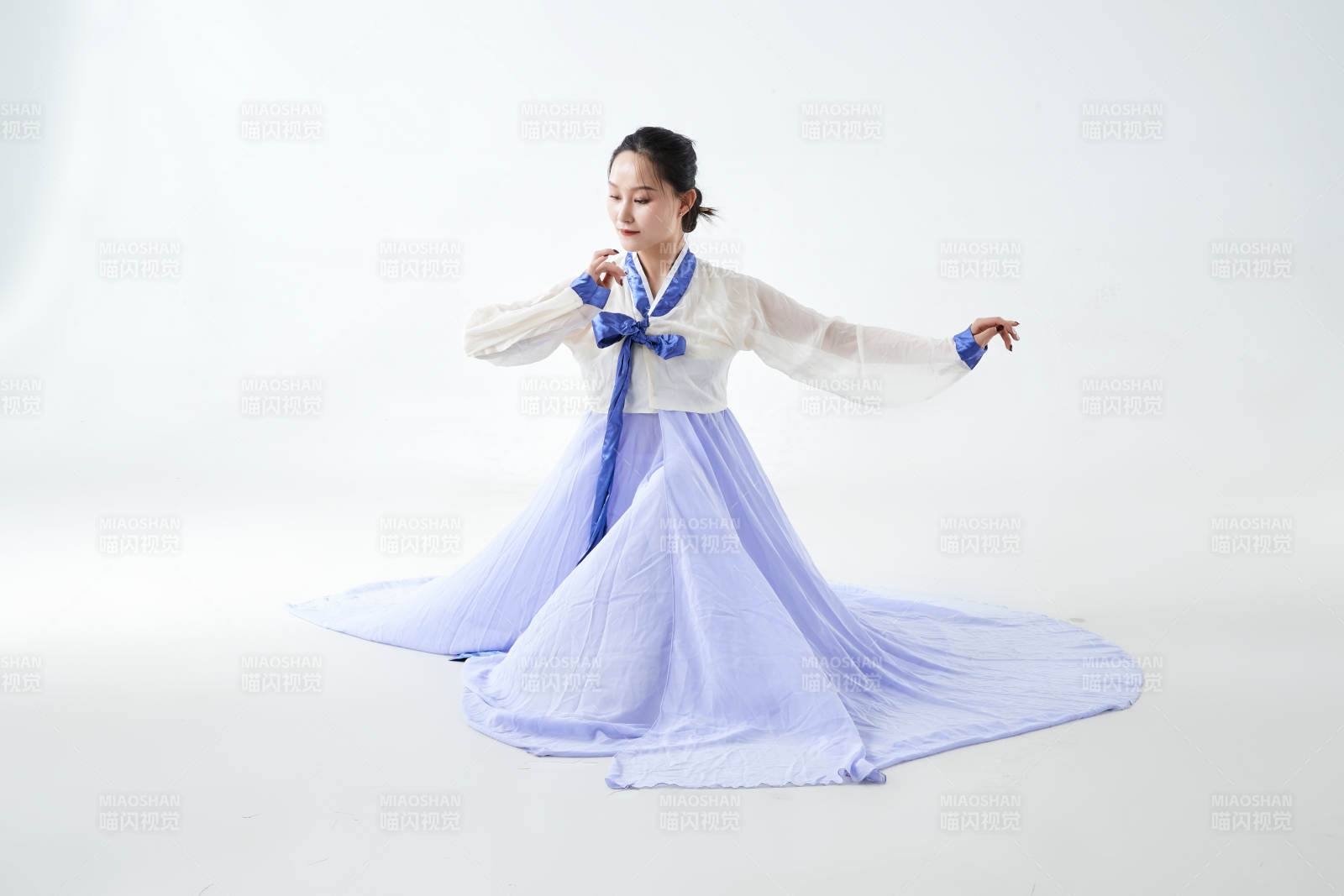 穿着中国朝鲜族传统服饰跳舞的少女