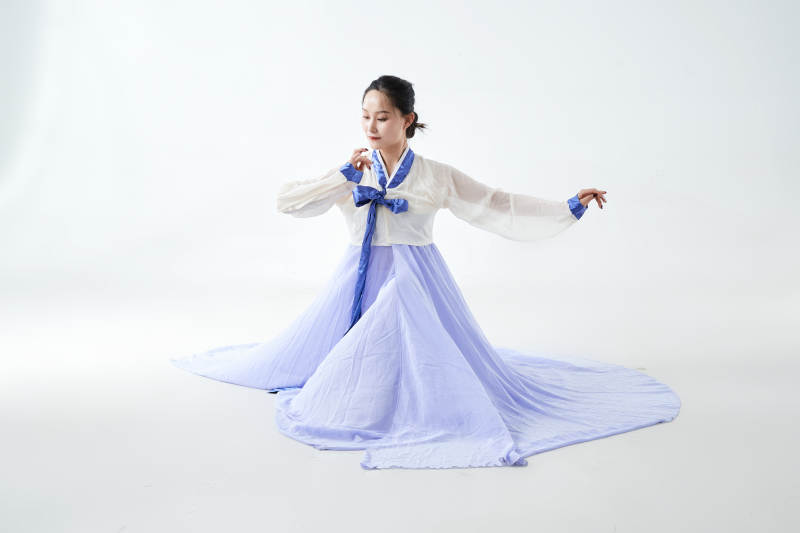 穿着中国朝鲜族传统服饰跳舞的少女