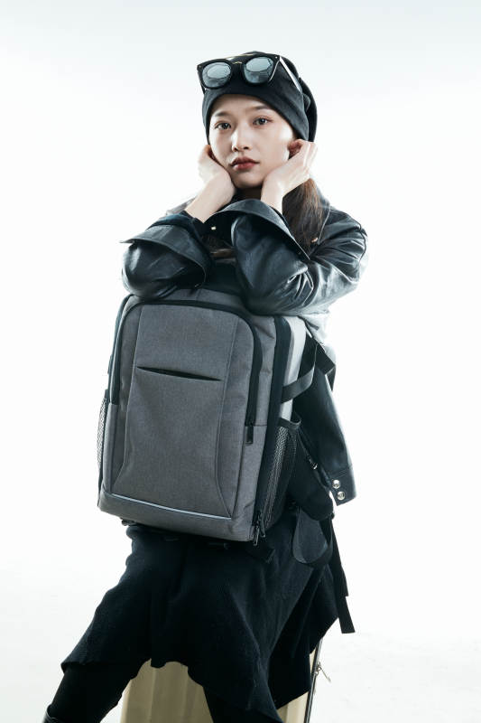 白色背景下准备出发旅行的美丽东方女大学生