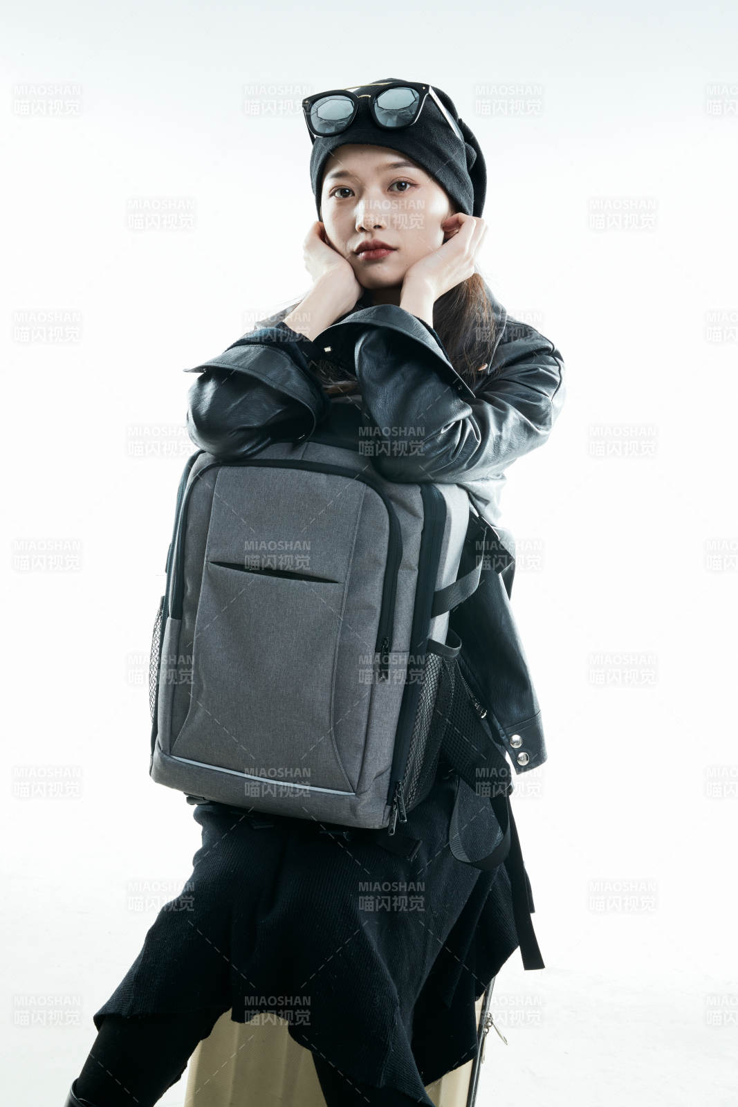 白色背景下准备出发旅行的美丽东方女大学生