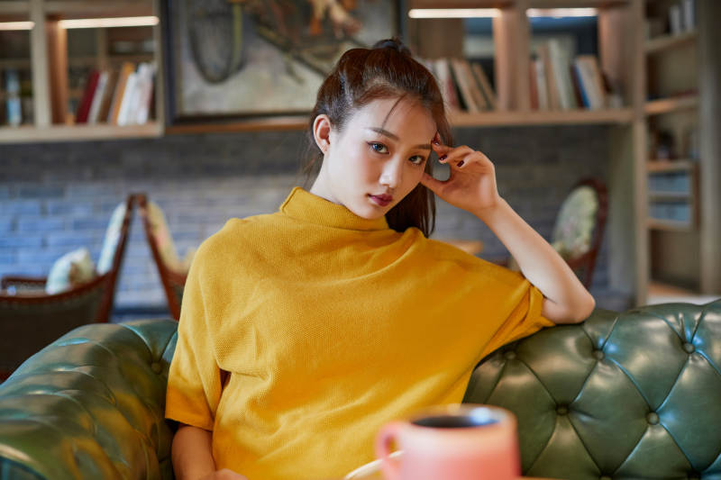 在图书咖啡馆阅读书籍的少女