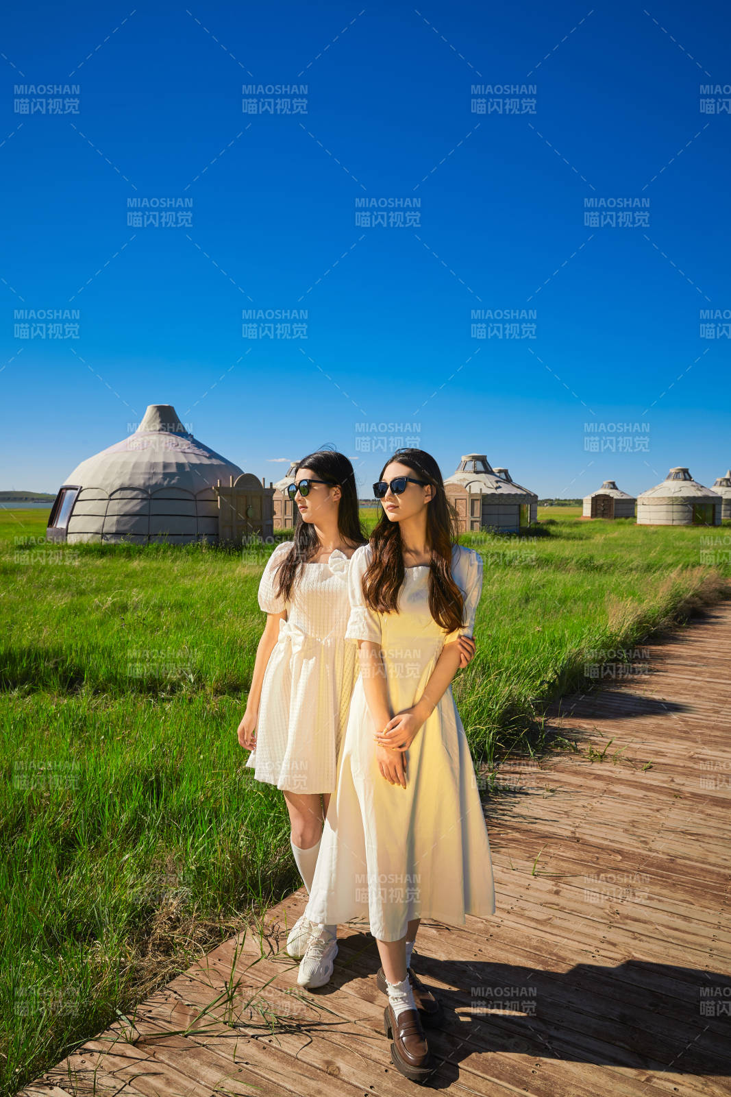 盛夏在草原湿地公园游玩的美女闺蜜