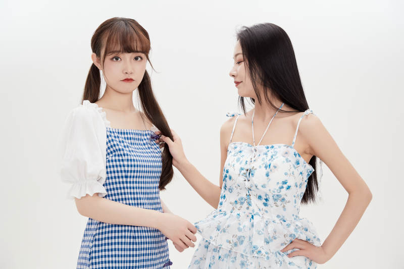 亲密无间的可爱的亚洲美女闺蜜