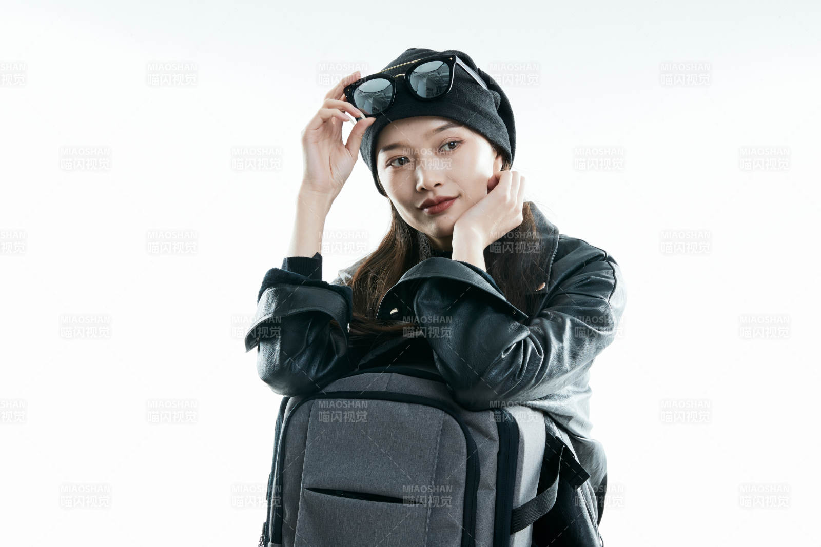 白色背景下准备出发旅行的美丽东方女大学生