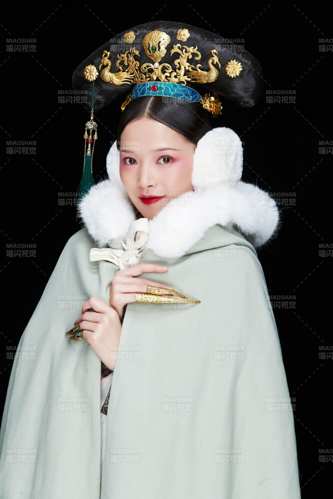 黑色背景下的清代女性古装造型清朝古装