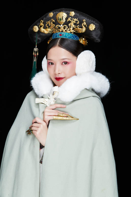 黑色背景下的清代女性古装造型清朝古装