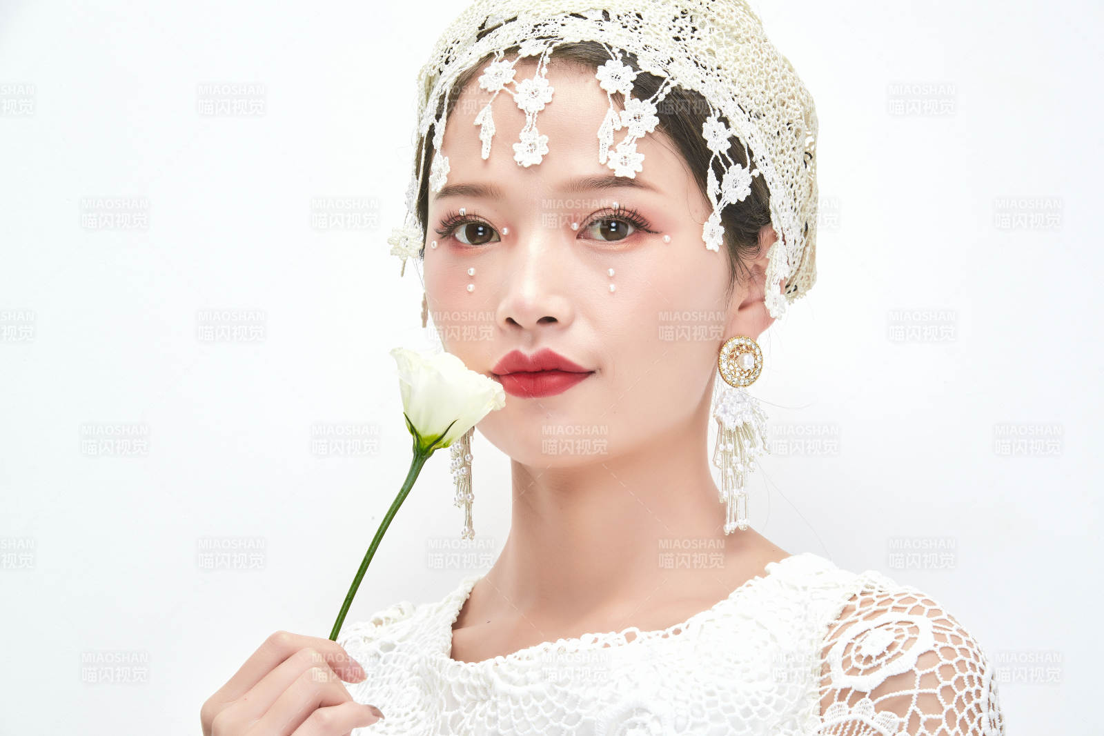 棚拍白色背景下的新娘美妆图片