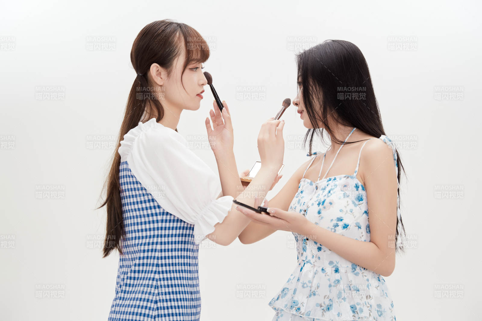 亲密无间的可爱的亚洲美女闺蜜