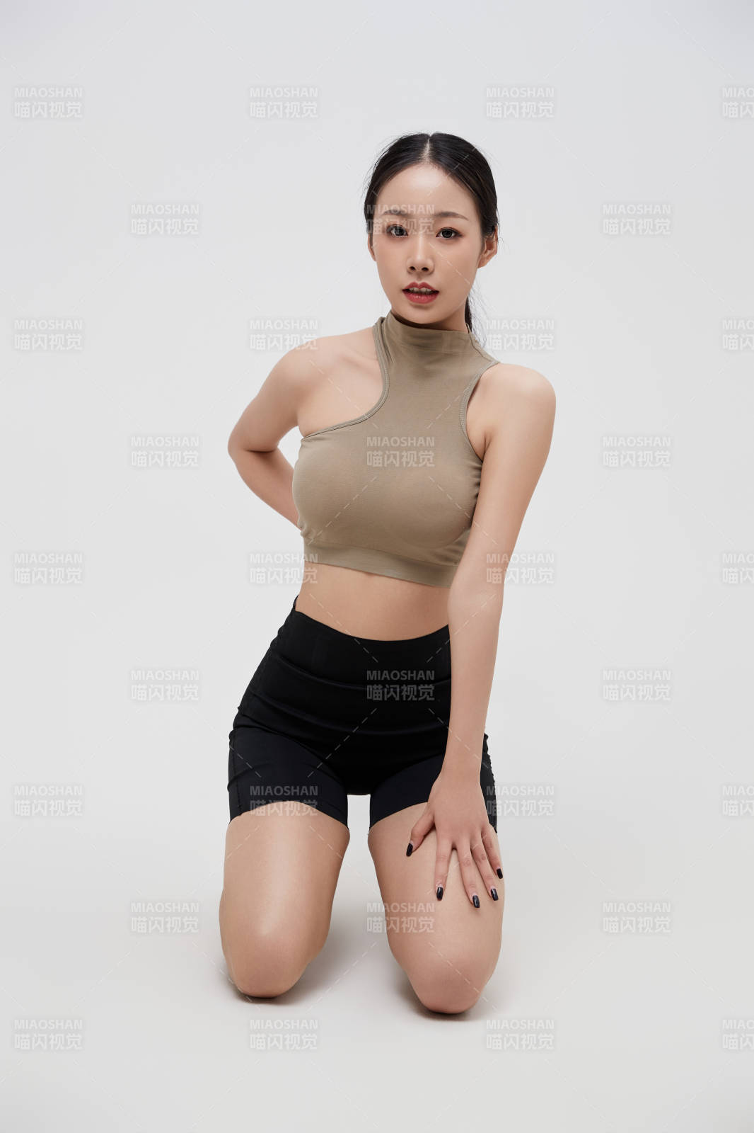 穿着运动服的亚洲美女