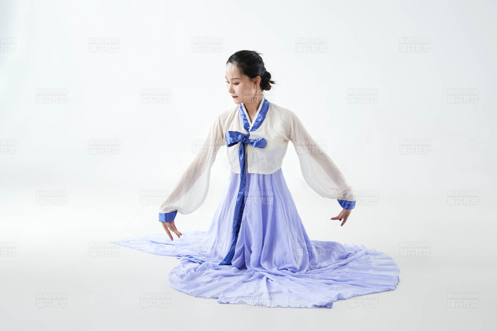 穿着中国朝鲜族传统服饰跳舞的少女