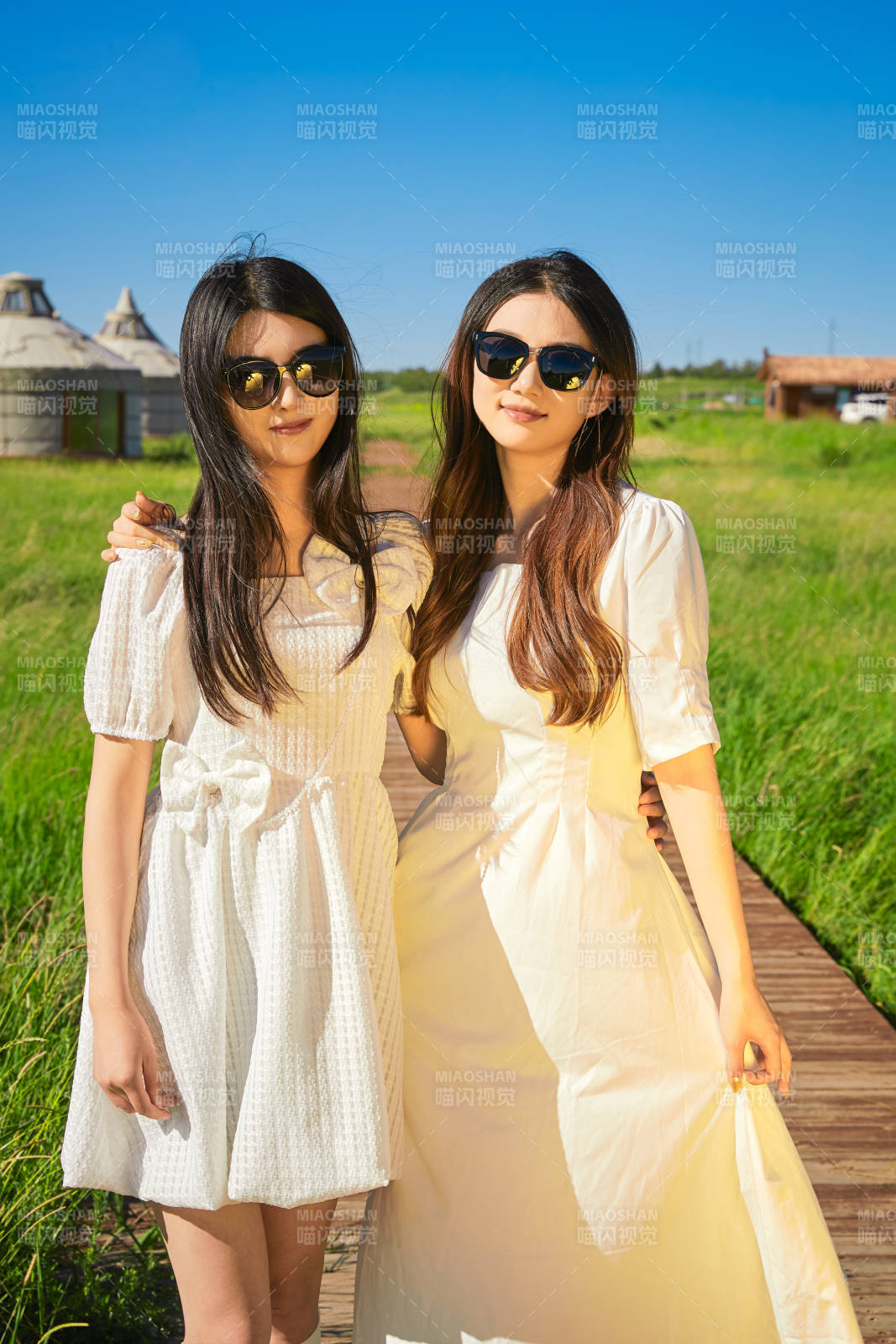 盛夏在草原湿地公园游玩的美女闺蜜图片