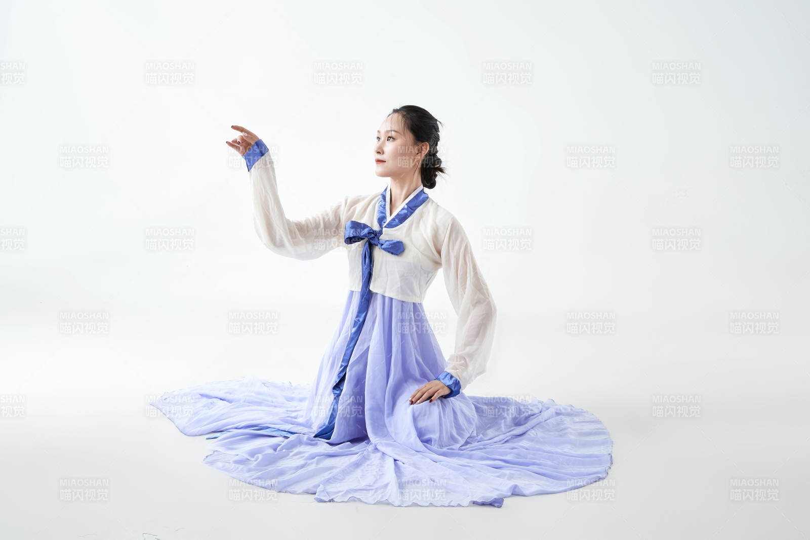 穿著中國朝鮮族傳統服飾跳舞的少女