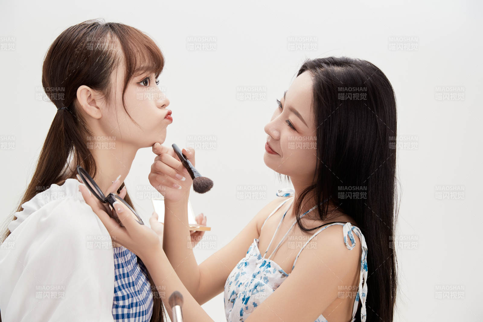 亲密无间的可爱的亚洲美女闺蜜