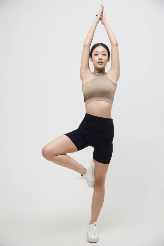 穿着运动服的亚洲美女