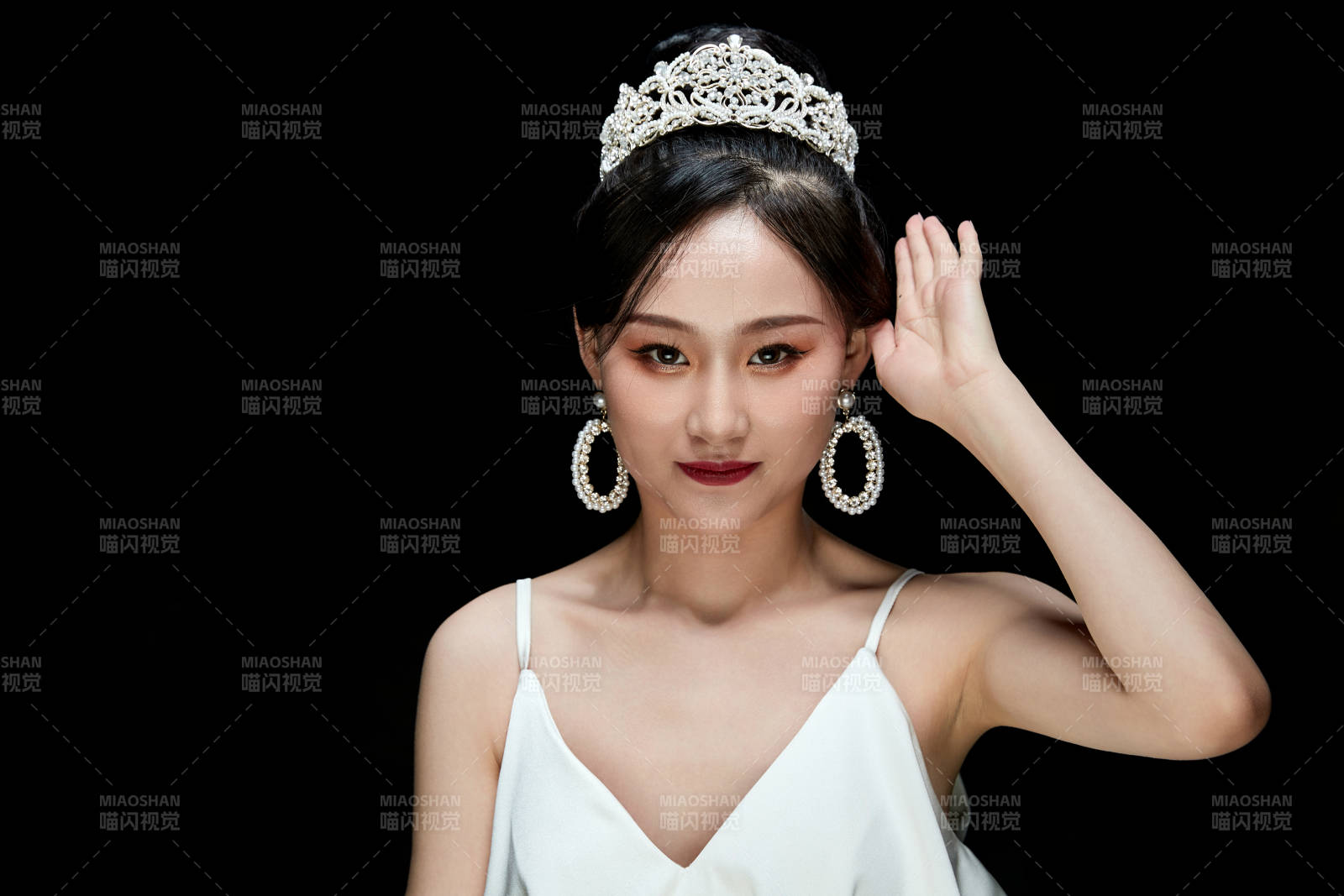 黑色背景下的女性復(fù)古婚紗妝面