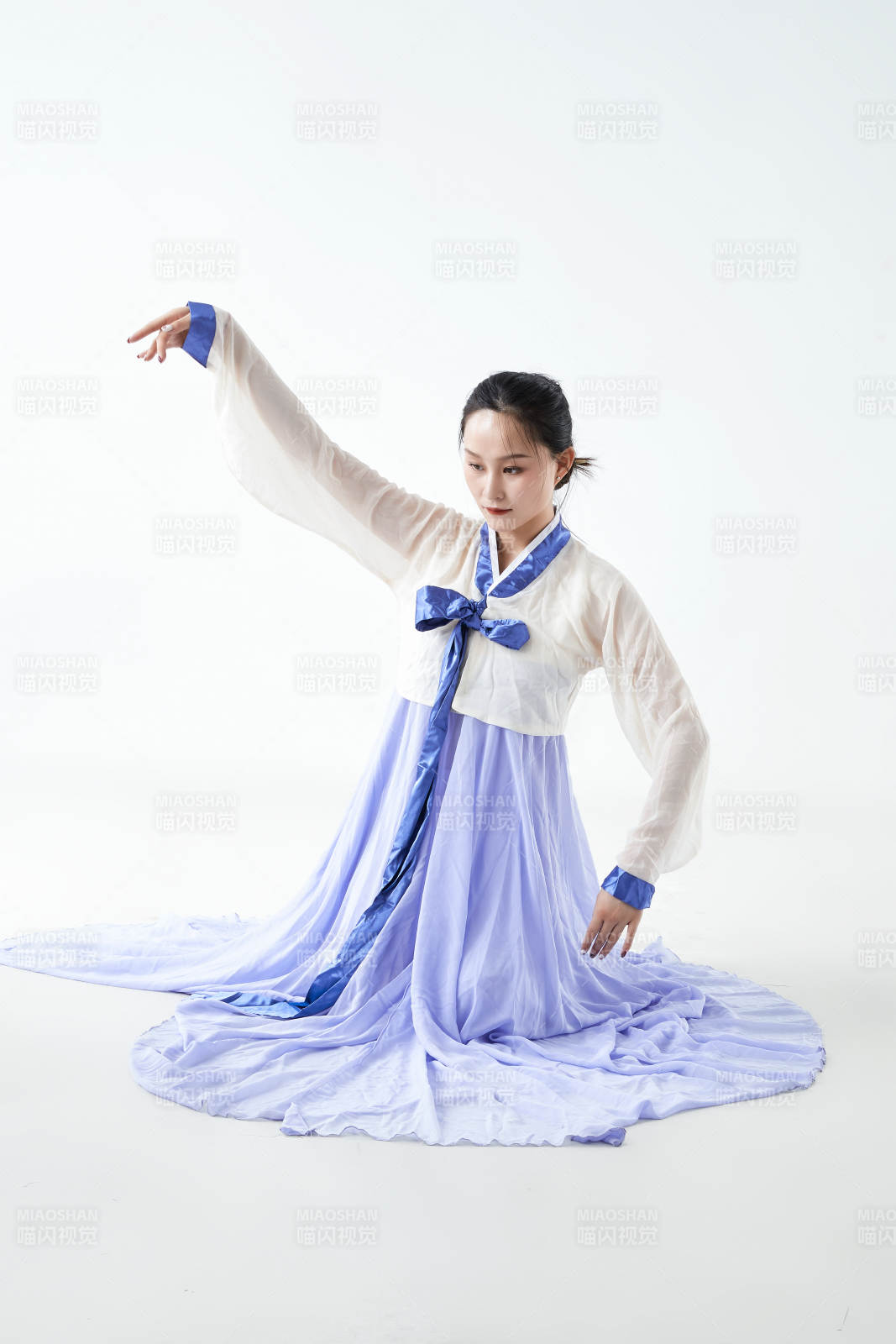 穿着中国朝鲜族传统服饰跳舞的少女