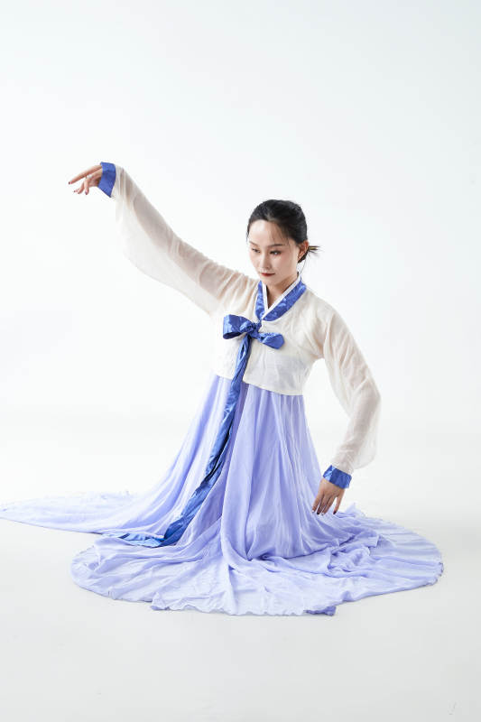 穿着中国朝鲜族传统服饰跳舞的少女