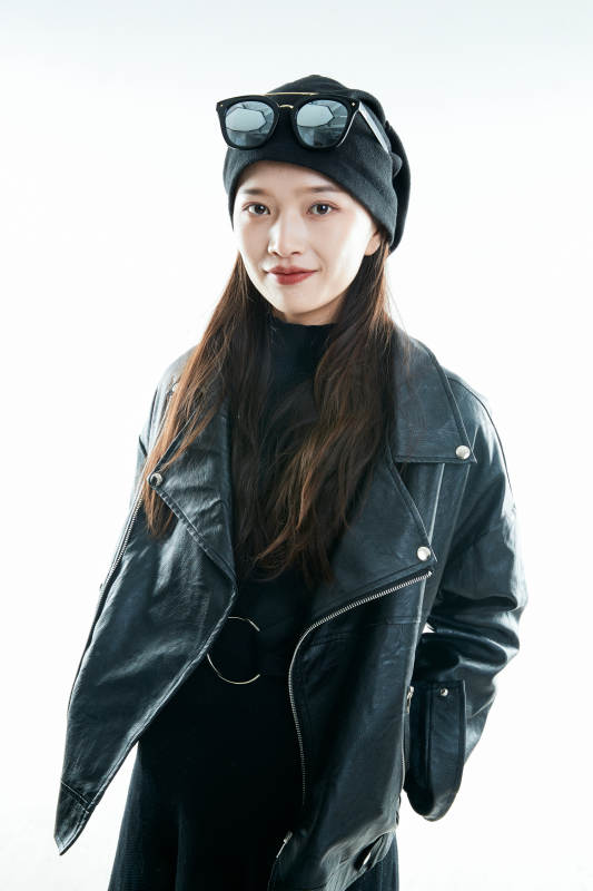 机车摇滚风的亚洲少女